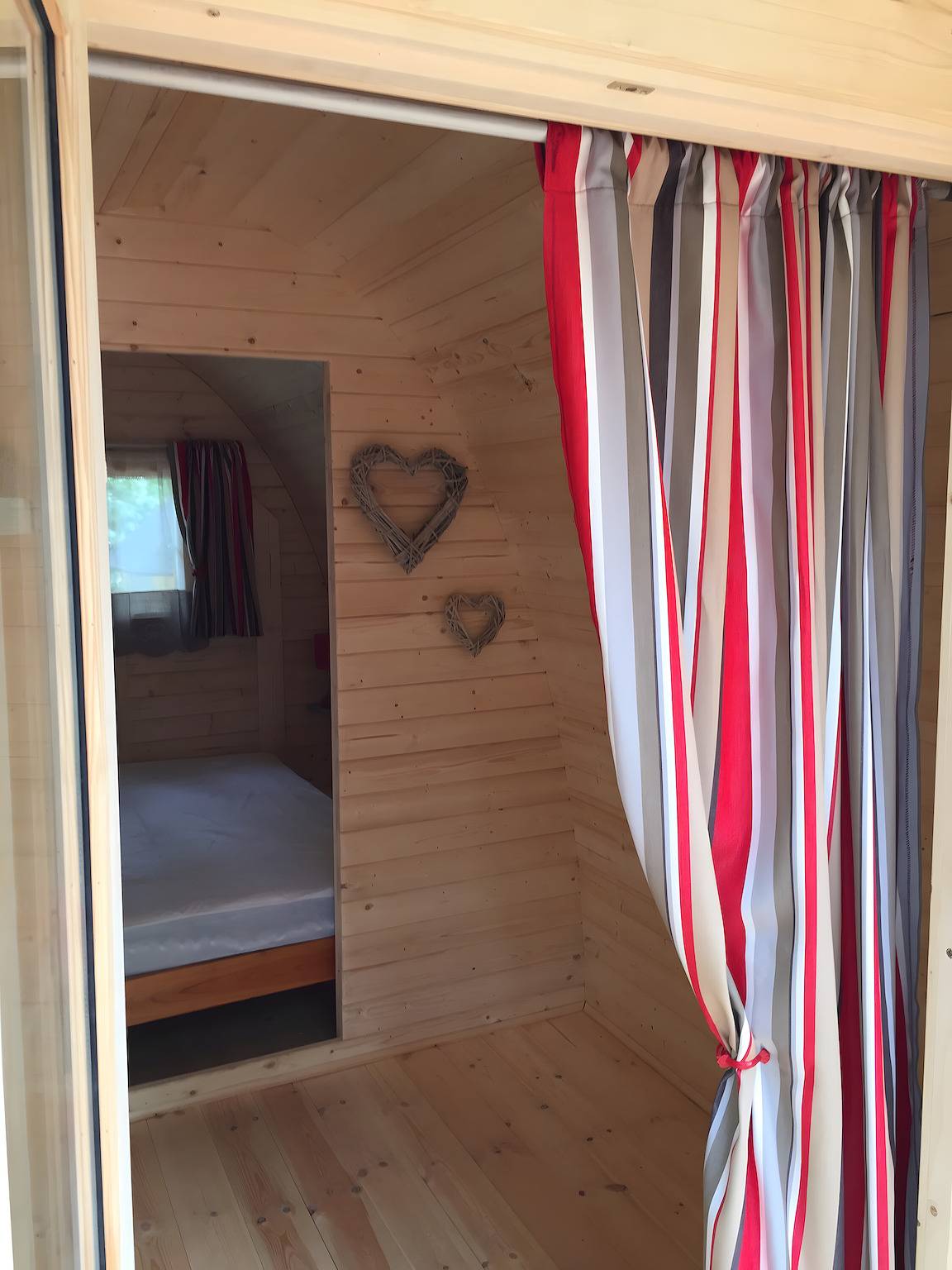 Apartamento entero, Apartamento 'Barrel Orange' con vistas a la montaña, terraza privada y aire acondicionado in La Côte Vermeille, Saint-André