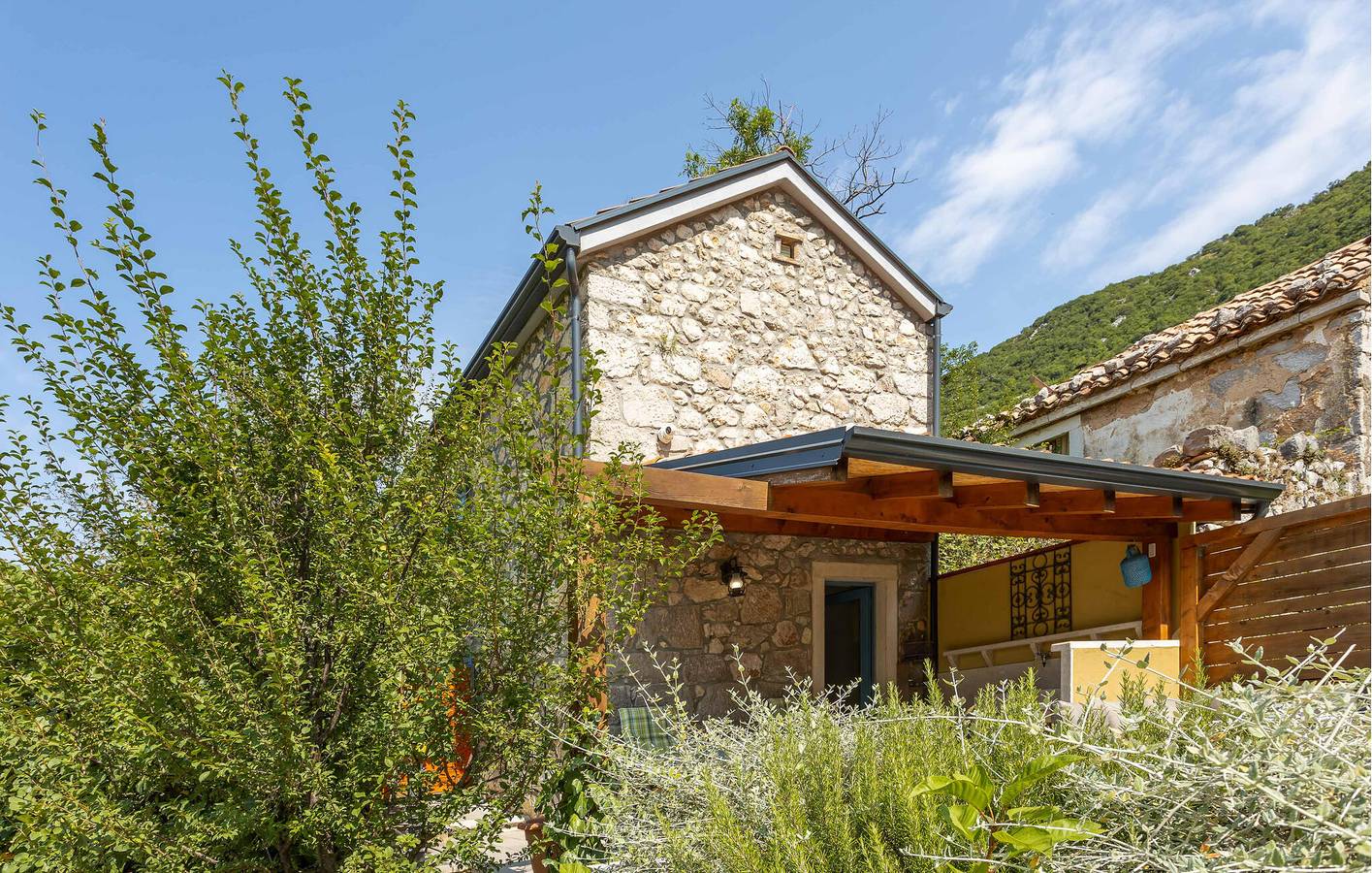 Appartement confortable de 2 chambres avec terrasse, Wi-Fi et parking - À 2,5 km du littoral in Kraljevica, Primorje-Gorski Kotar