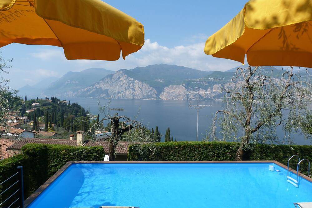 Ganze Wohnung, Terrasse mit herrlichem Seeblick, Wifi, Swimmingpool in Malcesine, Gardasee-Berge