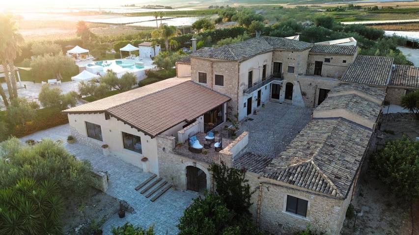 Hôtel pour 5 personnes, avec Balcon et Jacuzzi ainsi que Terrasse et Jardin à Delia (homonymie)