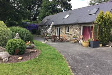 Gîte pour 4 personnes, avec jardin à Kergloff