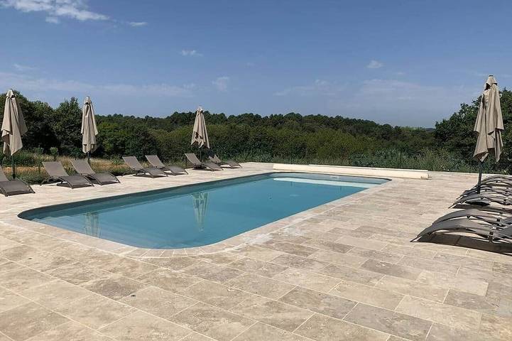 Location de vacances pour 5 personnes, avec terrasse ainsi que piscine et jardin à Bourrou