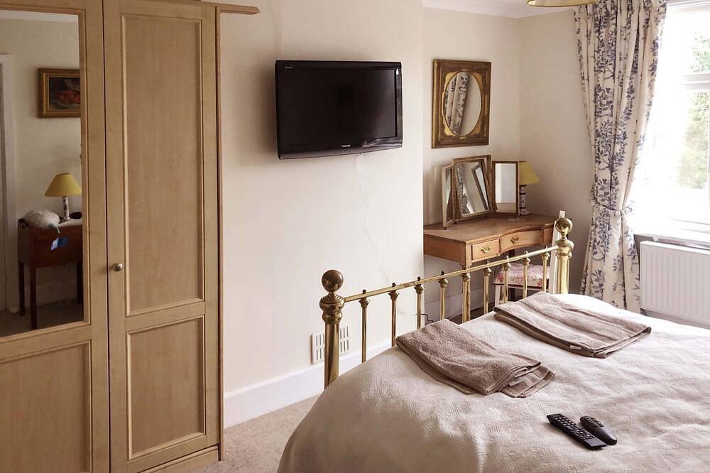 Residential 3 bed house on the Netherhampton Road with large garden in Salisbury, Wiltshire