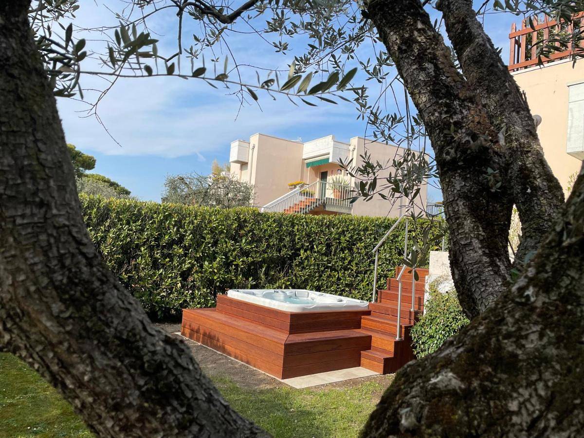 Lake Front Apartment - Direct Lake Access in Colombare, Sirmione