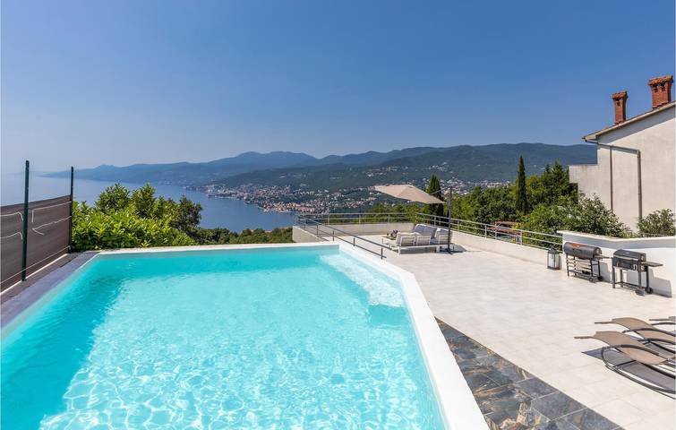 Appartamento per 5 persone, con terrazza e piscina ad Abbazia Croazia