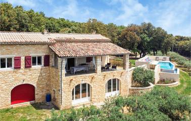 Gîte pour 6 personnes, avec piscine ainsi que terrasse et jardin à Orgnac-l'Aven