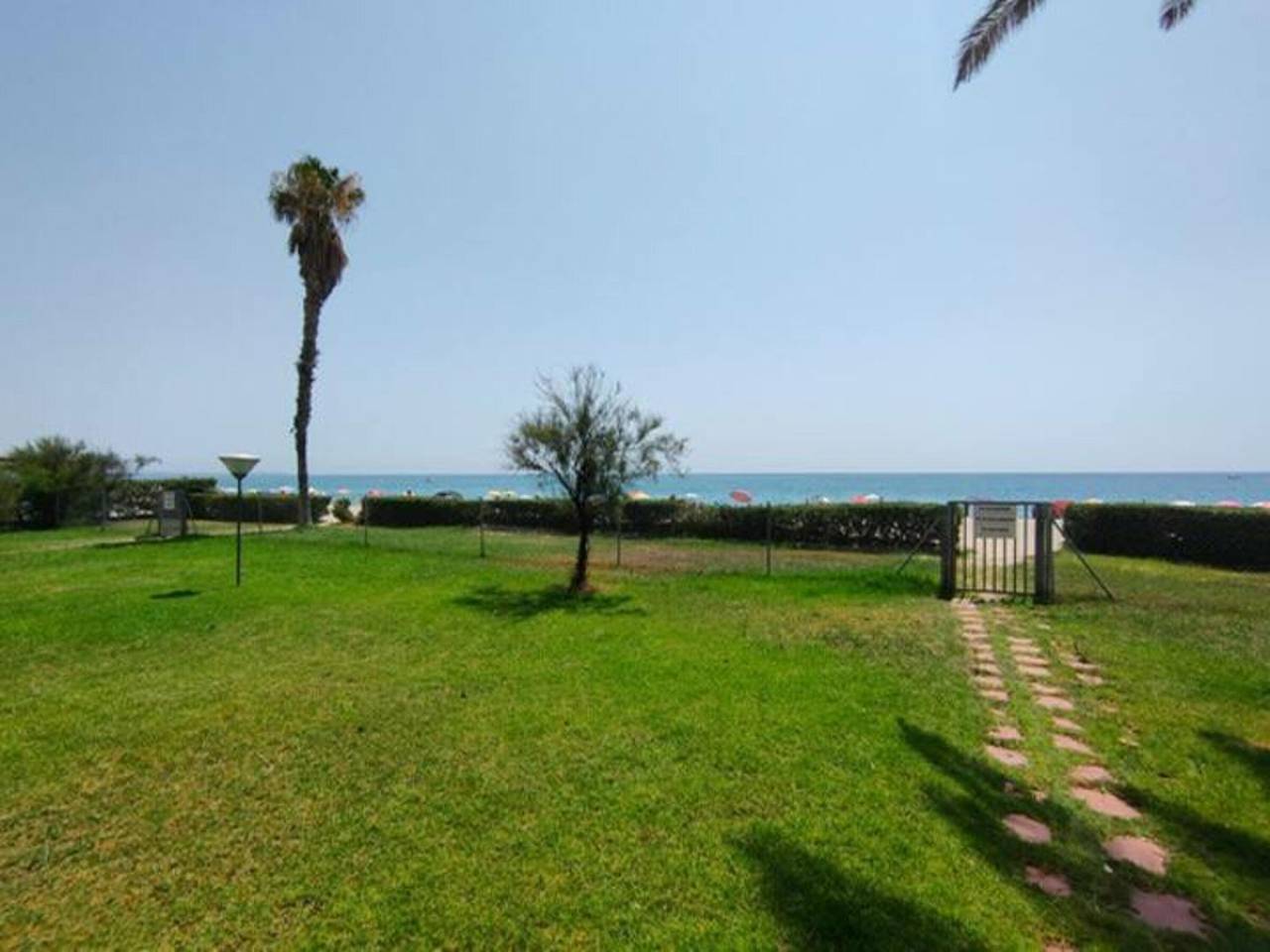 Apartamento entero, Espectacular apartamento en primera línea de mar con acceso directo a la playa, piscina y zonas familiares in Parque de Montroig, Costa Dorada