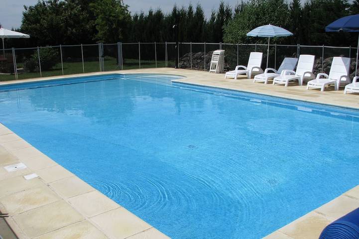Gîte pour 6 personnes, avec Terrasse ainsi que Jardin et Piscine à Saint-Simon-de-Pellouaille