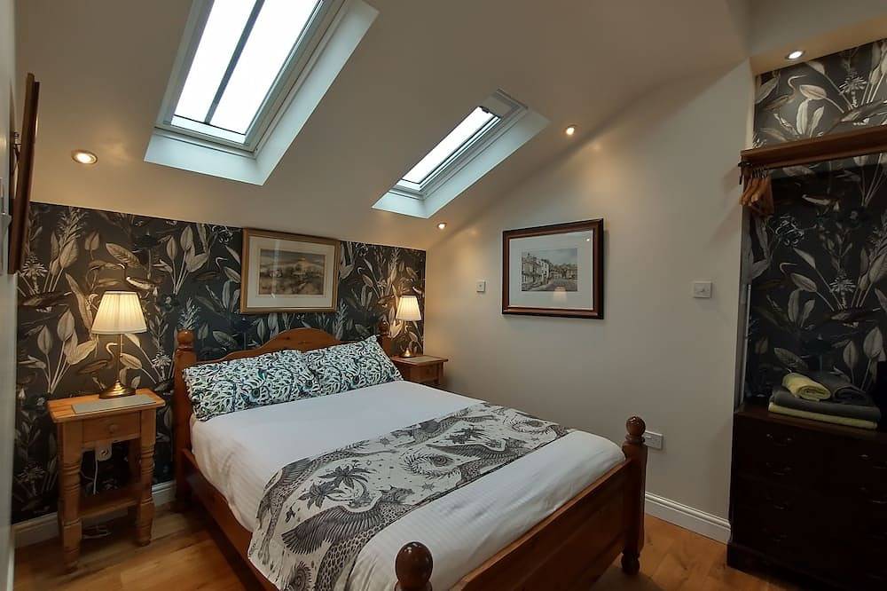 Stunning detached cottage, Gargrave centre, private garden & outdoor bath in Gargrave, Yorkshire Dales National Park