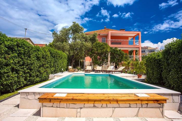Villa pour 10 personnes, avec vue sur l’océan ainsi que jardin et piscine à Okrug Gornji - 2
