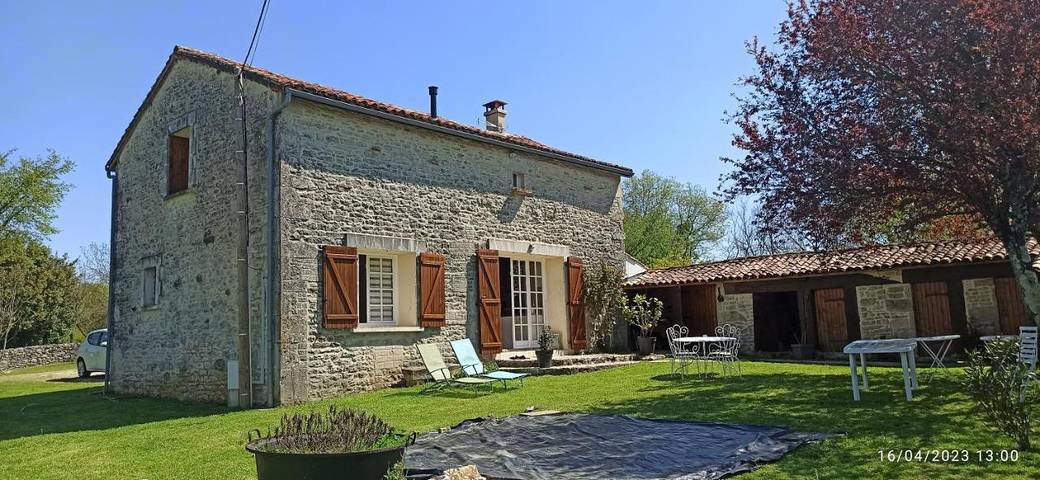 Location de vacances pour 8 personnes, avec vue et jardin ainsi que piscine et bassin pour enfant à Verteuil-sur-Charente