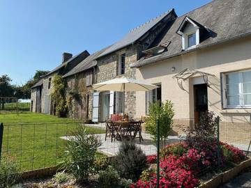 Gîte pour 10 personnes, avec jardin et vue, animaux acceptés à Barenton