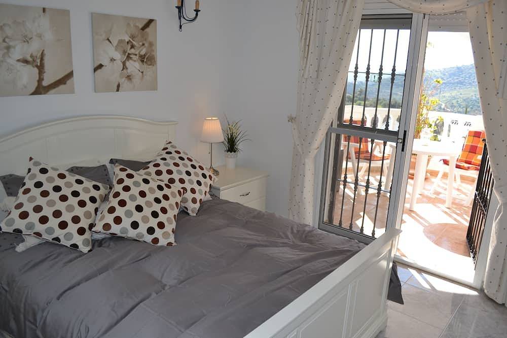 Luxury holiday villa with private swimming pool in a beautiful, peaceful setting in Mondrón, Periana