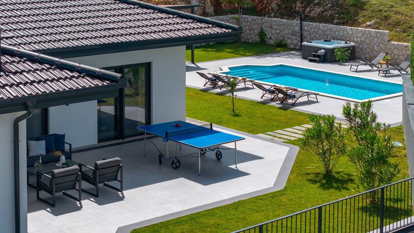 Villa im Makarska-Hinterland mit Whirlpool, Finnischer Sauna, Beheiztem Pool, Tischtennis, Spielhaus und Trampolin in Imotski, Makarska Riviera