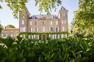 Gîte pour 2 personnes, avec vue ainsi que piscine et jardin à Blomac