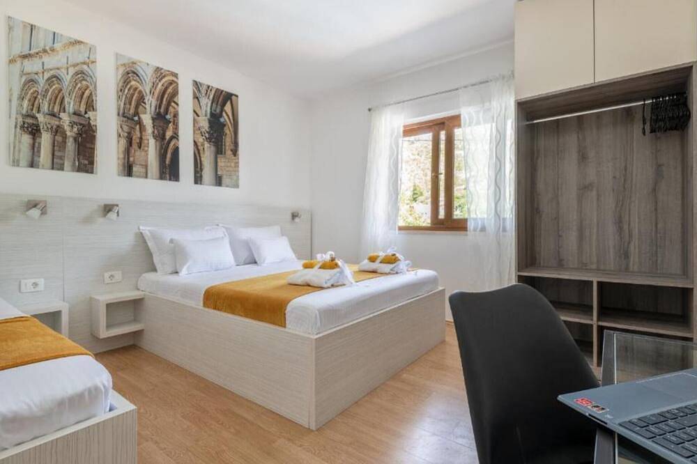 Three Bedroom Villa with Swimming Pool and Hot-Tub in Dubrovnik-Neretva