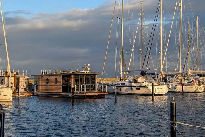 Hausboot für 4 Personen, mit Terrasse und Sauna an der Kieler Bucht