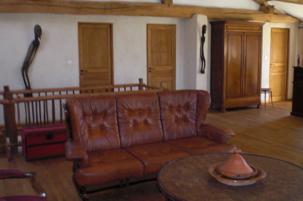 Chambres d'hôtes de la colline type suite familiale petit déjeuner compris . in Chenay-le-Châtel, Région de Charolles