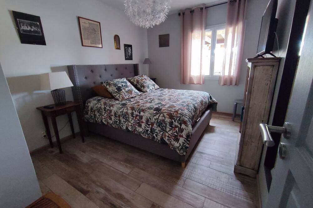 Villa 8 pers, piscine chauffée. Meublé tourisme classé 4 étoiles pour 6 pers. in Millau, Parc naturel régional des Grands Causses