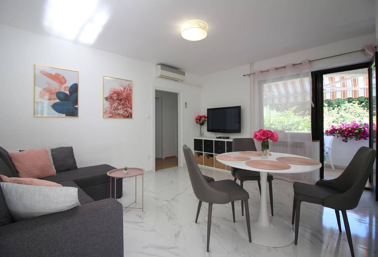 Geheel vakantieappartement, Ferienwohnung Sabina mit Garten am Waldrand in Poreč, Porec en omgeving