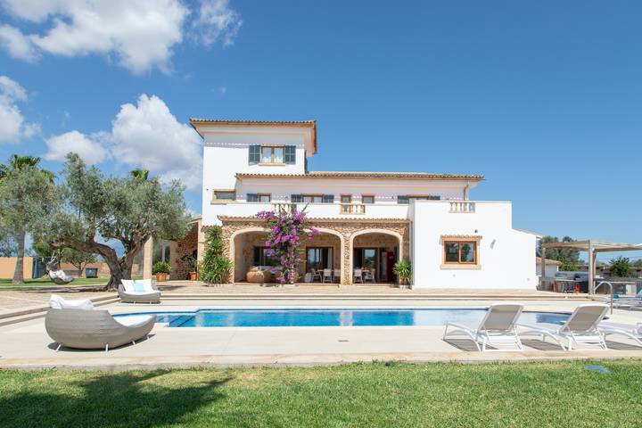 Villa 'Turquesa' with Partial Bay Views, Wi-Fi and Air Conditioning in Santa Margalida, North Majorca