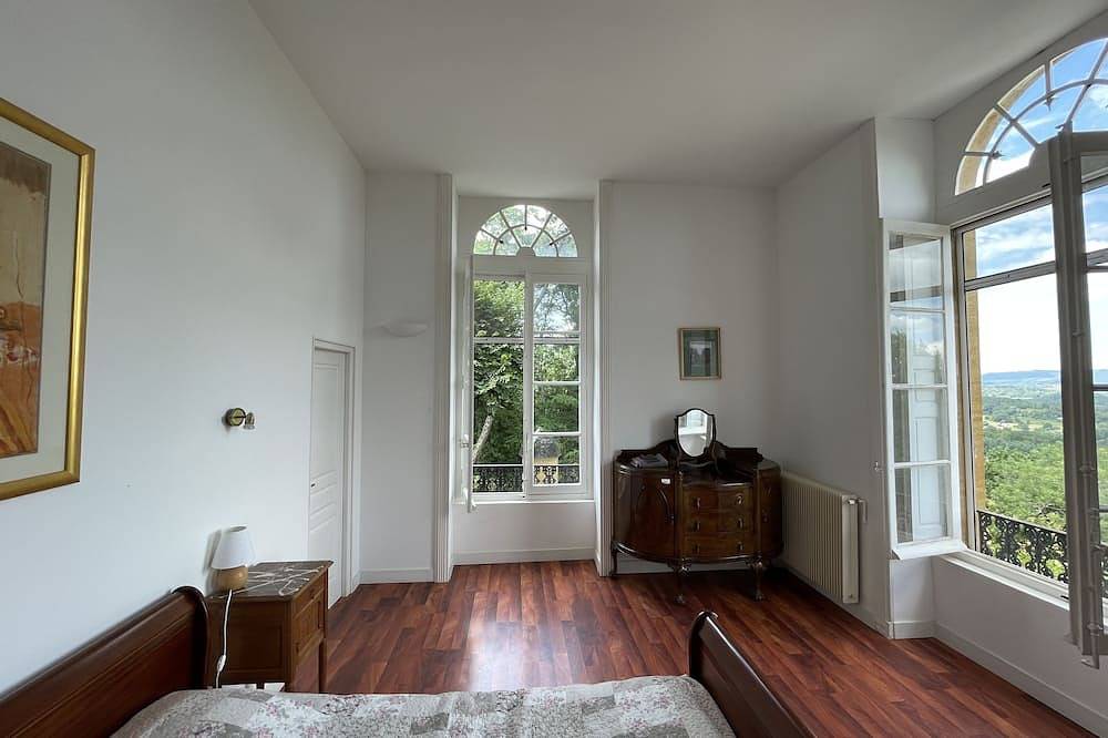 Stunning Apartment in a Chateau, in the Heart of the Dordogne in Strenquels, Lot