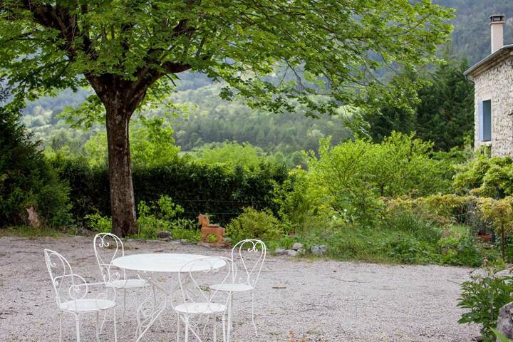 Gîte pour 8 personnes, avec vue ainsi que jardin et terrasse à Ponet-et-Saint-Auban