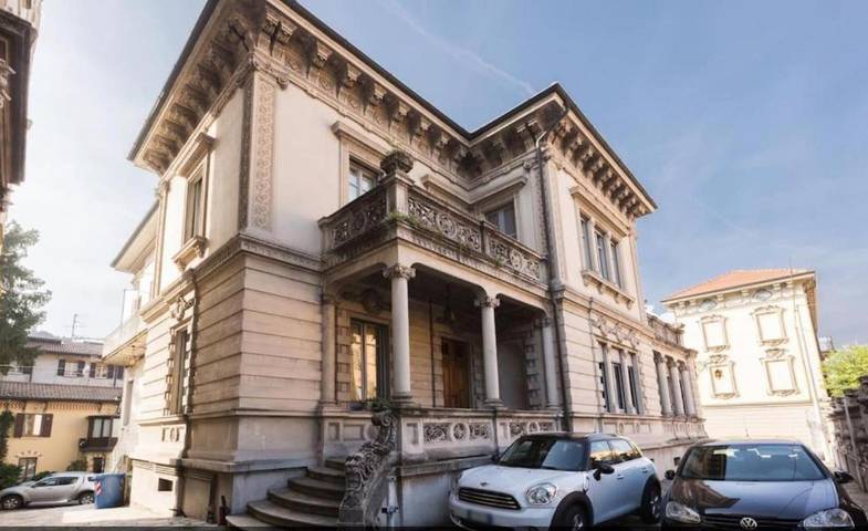 Villa for 16 people, with Balcony and Terrace as well as View in Como