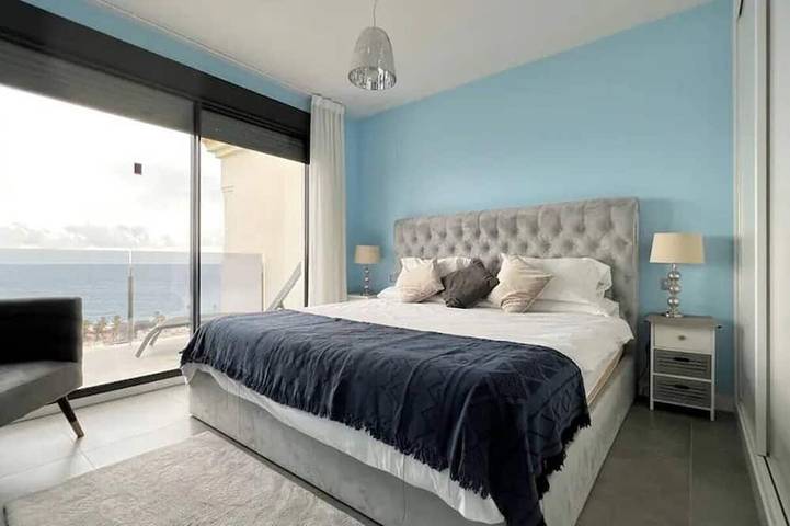 Ganze Wohnung, Penthouse  with stunning sea views-ideal for remote working in Manilva, Málaga Provinz