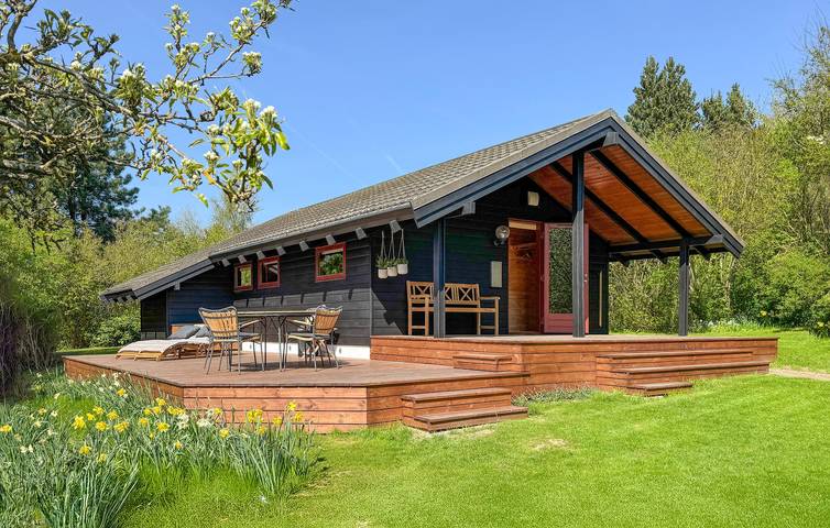 Ferieudlejning for 4 personer, med Terrasse og Have i Præstø