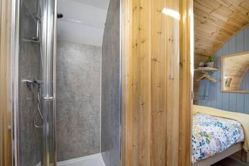 Log Cabin for 2 People in Cornwall, South West England, Photo 3