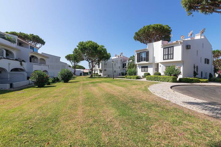 Appartement entier, Appartement 'Bia' avec terrasse privée, Wi-Fi et climatisation in Vale do Lobo, Almancil