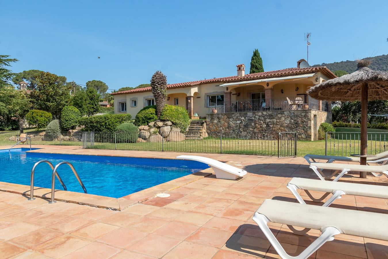Villa 'Bell Lloc St Cristina Dar' con vistas a la montaña, piscina privada y Wi-Fi in Santa Cristina de Aro, Costa Brava