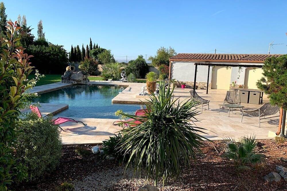 Magnificent villa with large swimming pool near the sea in Montbazin, Côte d'Améthyste