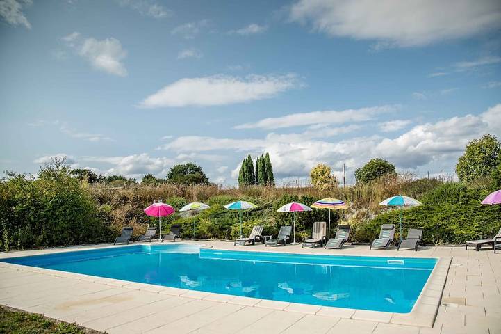 Gîte pour 4 personnes, avec terrasse ainsi que piscine et jardin