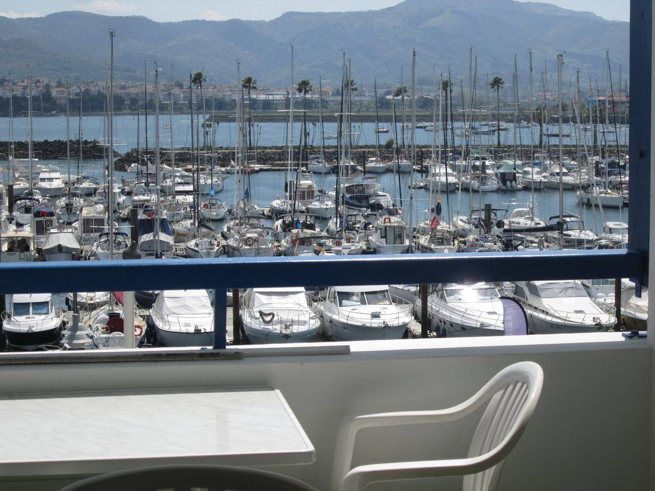 Studio entier, Appartement très belle vue sur le port, parking, piscine, Wifi in Hendaye, Région de Bayonne