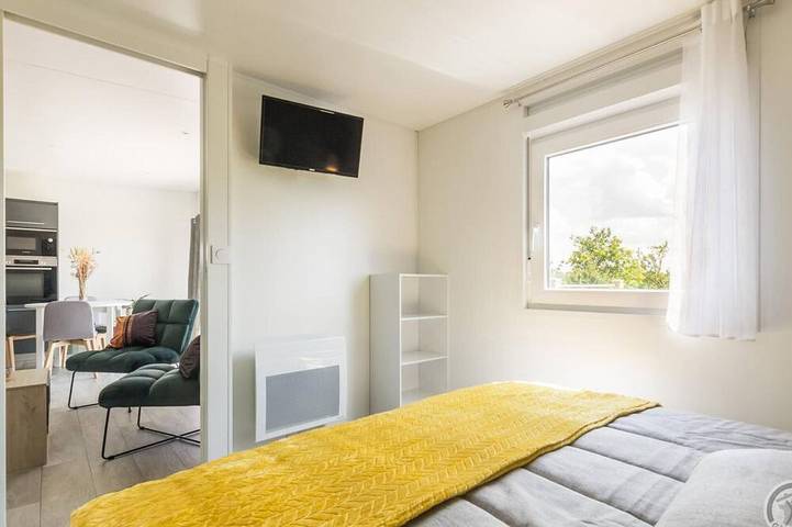 Appartement entier, Mobil Home Confortable avec Terrasse et Animaux Acceptés à Saint-Lô in Saint-Lô, Région de Saint-Lô