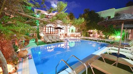 Hôtel pour 4 personnes, avec piscine et terrasse ainsi que jardin et jacuzzi à Perissa