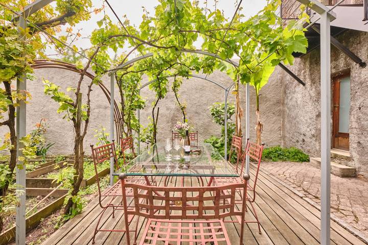 Casa de vacaciones 'Chateau De Merande' con vistas a las montañas, terraza privada y Wi-Fi in Arbin, Chambéry region