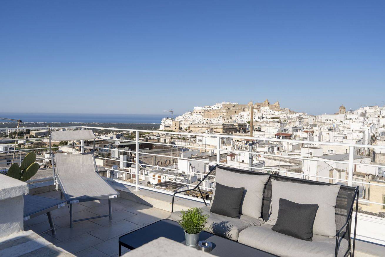 Appartamento intero, GuestHost - Casa Sunset - Amazing Ostuni view & two terraces in Ostuni, Salento