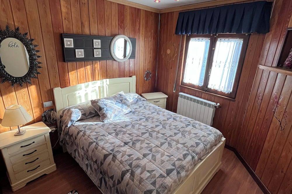 Chaleco tourist house in Sierra Cebollera with private terrace. in Lumbreras, La Rioja Province