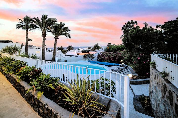 Villa for 9 people, with ocean view and garden as well as pool and terrace in Puerto del Carmen