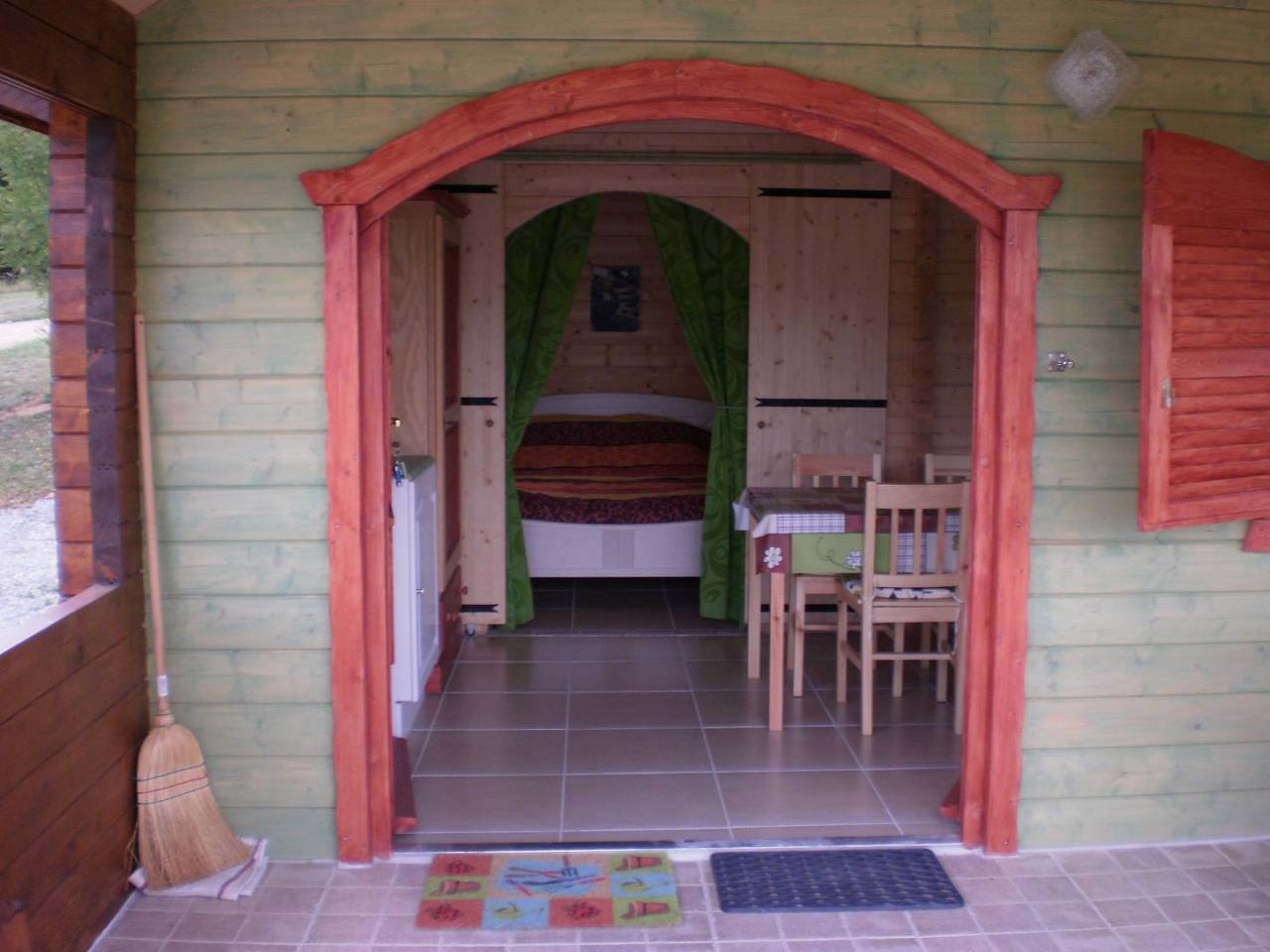 Gîte Les Maisons Bois in Saint-Jean-de-Trézy, Région d'Autun