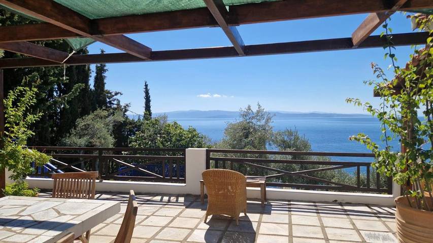 Villa voor 6 personen, with uitzicht and tuin as well as balkon and zwembad op Skiathos