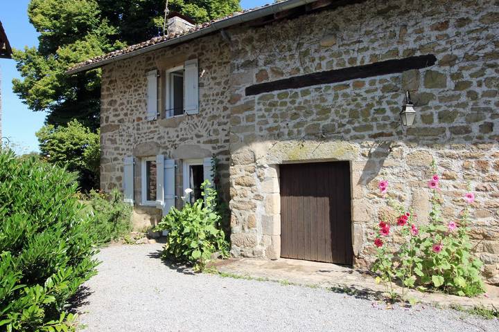 Gîte pour 4 personnes, avec Terrasse ainsi que Jardin et Piscine