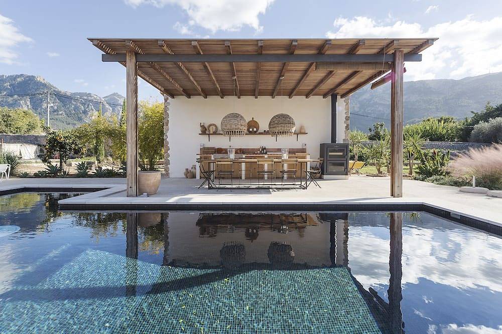 Exclusiva villa de piedra de diseño con vistas a las montañas in L'Horta, Sóller