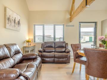 Log Cabin for 4 People in Wiltshire, South West England, Photo 3