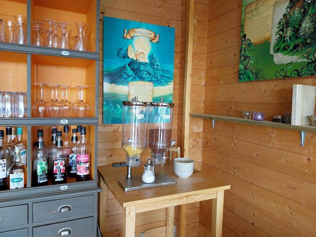 Wooden Caravan with Kitchenette in Brasparts, Région de Châteaulin