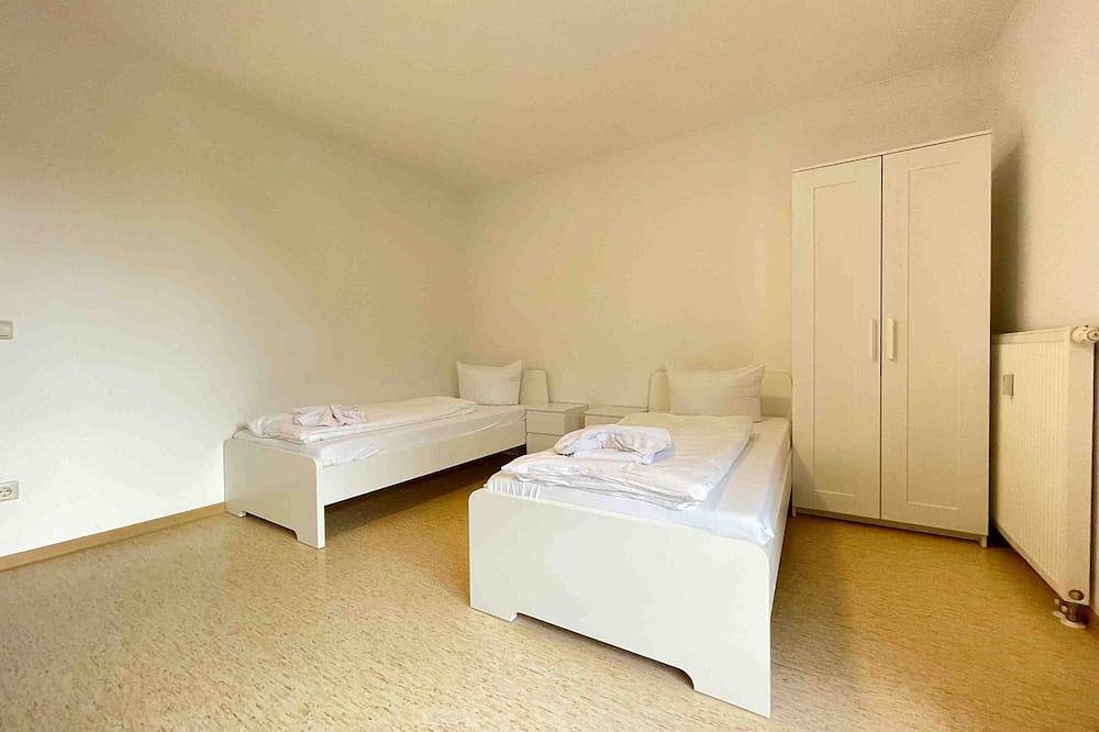 Ganze Wohnung, (Sta1115) gut geschnittene Monteurwohnung mit Balkon in Stamsried, Ostbayern