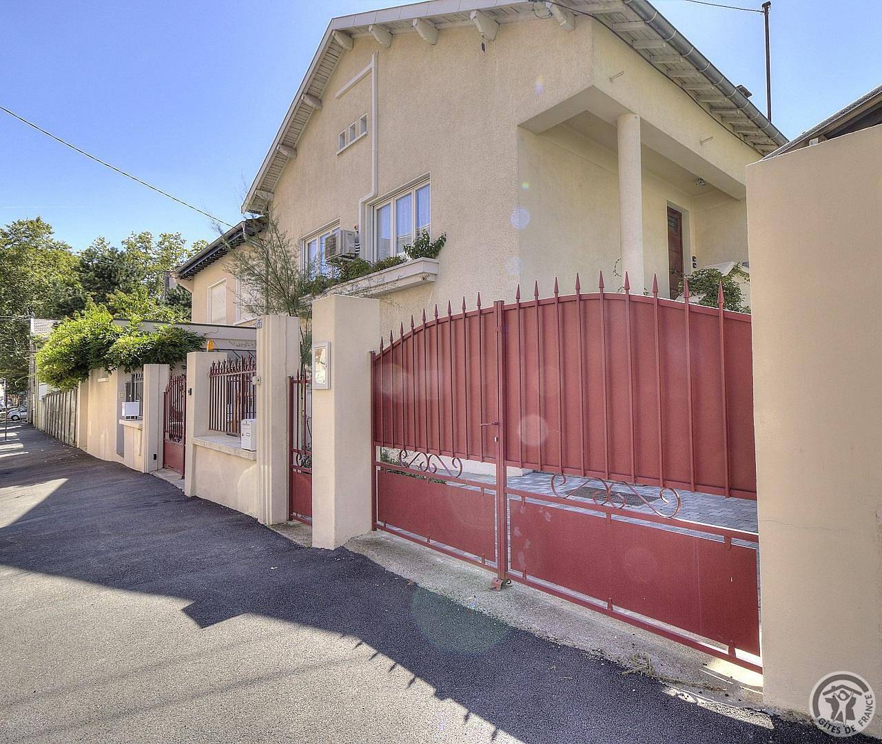 Gîte voor 4 personen met zwembad in Oullins, Rhône